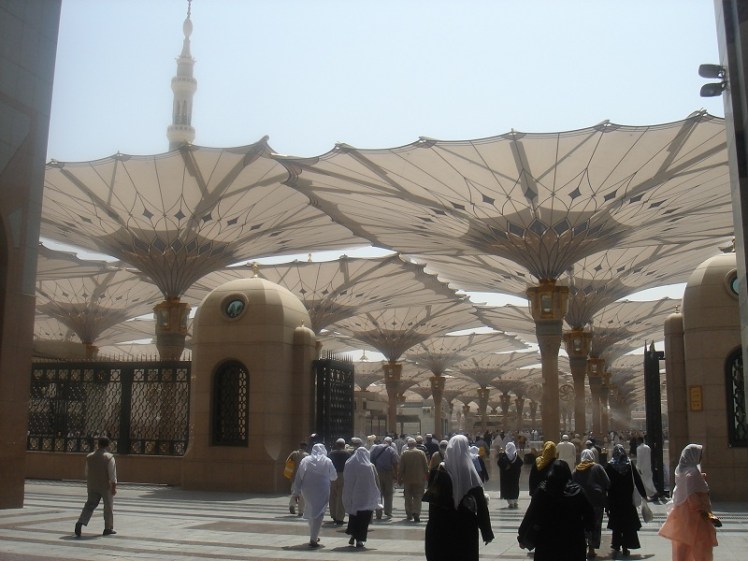 Approaching the masjid