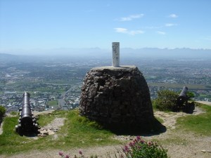 Cannons and a monument in front of the Blockhouse