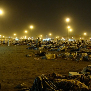Hujjaaj spend the night at Muzdalifah
