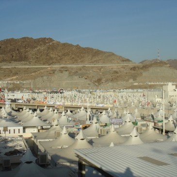 Tents line the valley of Mina